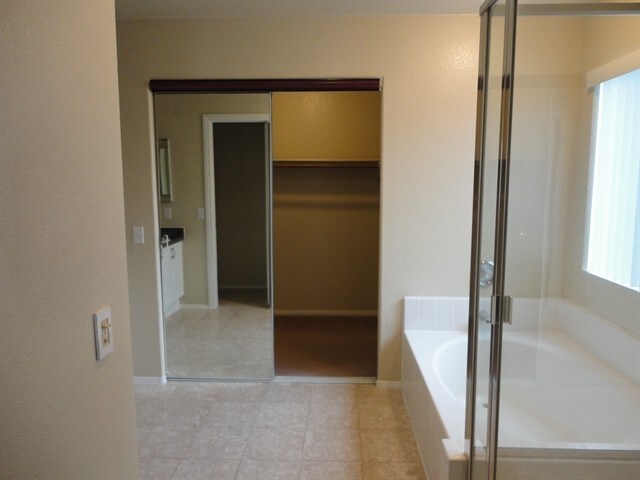 Building Photo - 922 Country Skies Ave