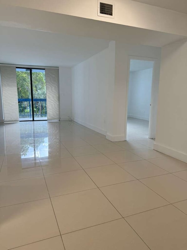 Building Photo - 9460 Fontainebleau Blvd