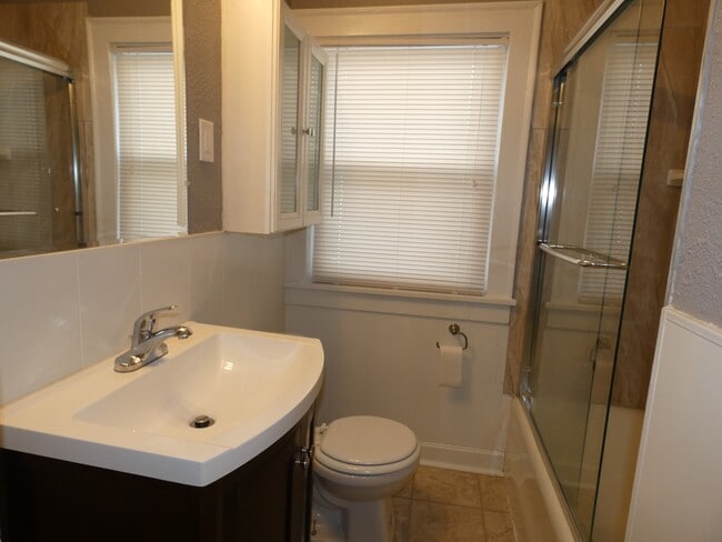 Building Photo - 814 E 23rd Ave