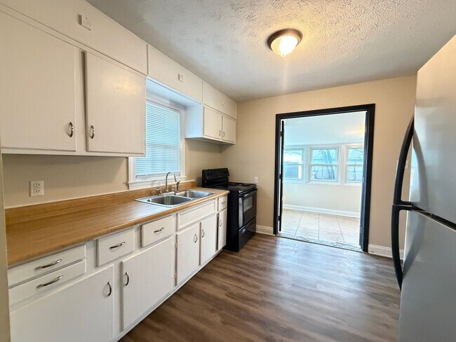 Building Photo - 825 Parkway Dr