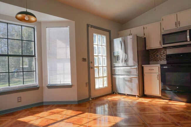 Building Photo - 6 Flora Cove