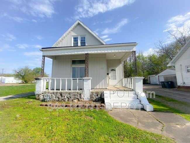 Primary Photo - 412 E Riverside Dr