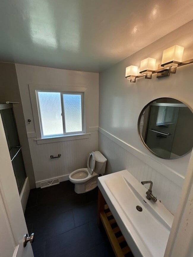 Building Photo - Rent this Gorgeous Fully Updated 3 Bd/ 1.5...