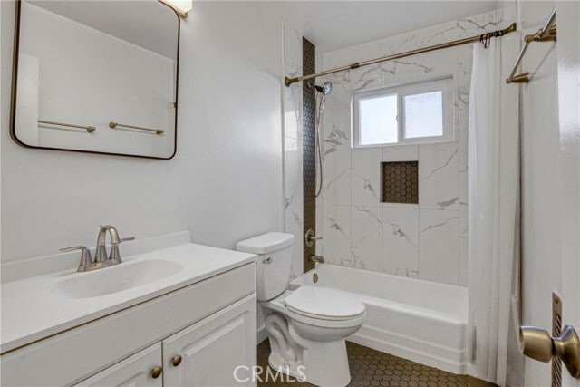 Building Photo - 6643 De Longpre Ave