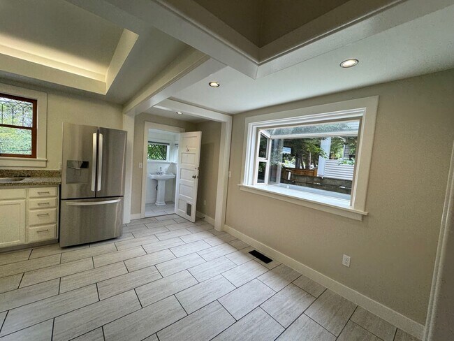 Building Photo - Warm & cozy 5 bed 2.5 bath home in the hea...
