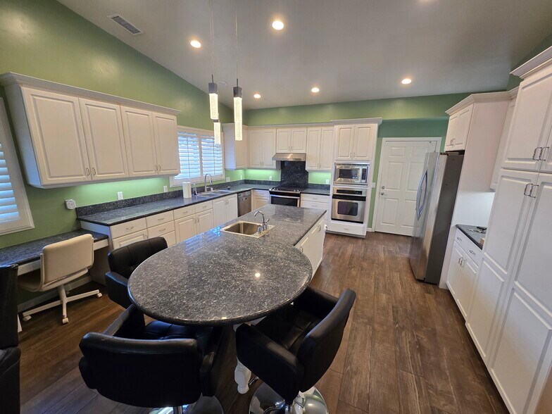 Building Photo - 832 Legacy Dr