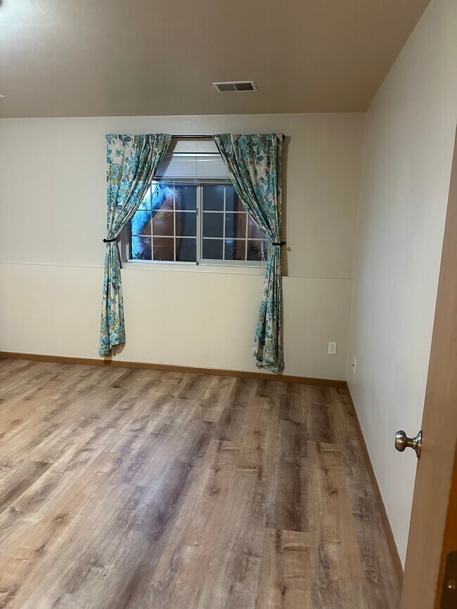 Building Photo - 104 E River Dr