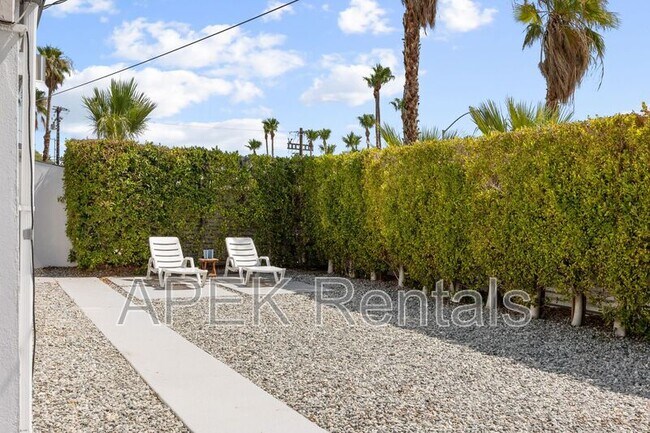 Building Photo - 915 E Racquet Club Rd