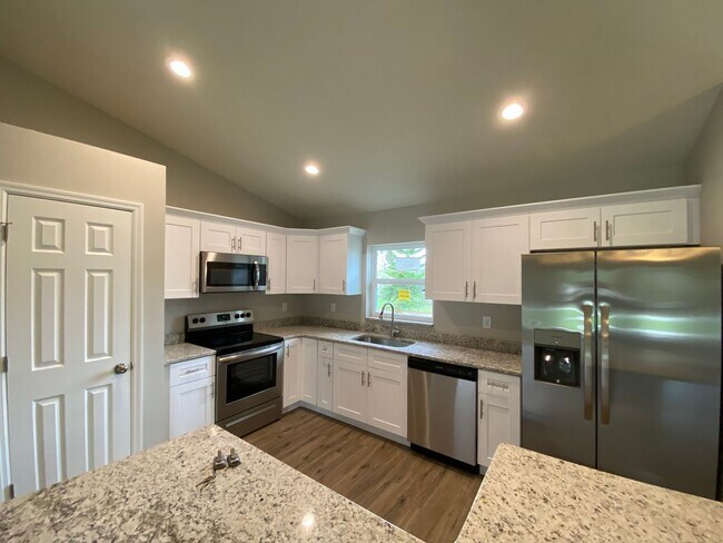 Building Photo - Custom Home - Desirable SE Belleview Neigh...