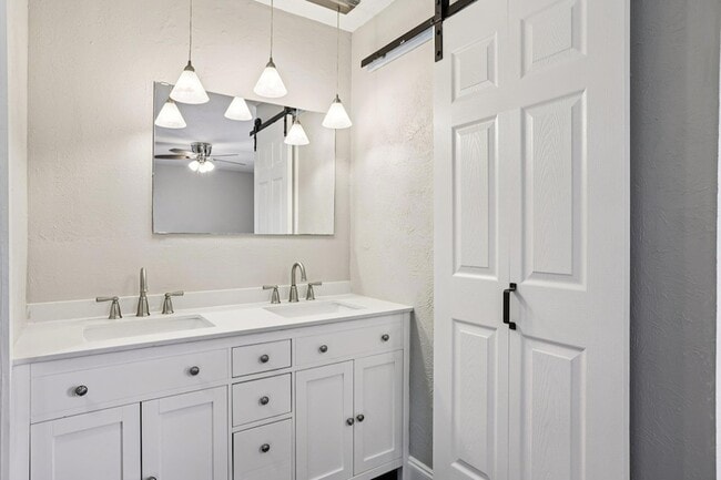 Building Photo - 5900 Gateshead Dr