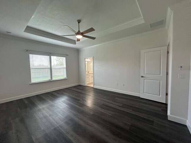 Building Photo - Immaculate 3/2 with Yard, Garage, and Pet ...