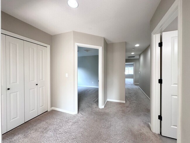 Building Photo - Stunning Modern 5 Bed 3 Bath Home in North...