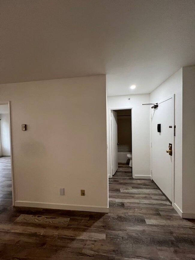 Building Photo - 1 Bedroom-1 Bathroom Single Story Apartmen...