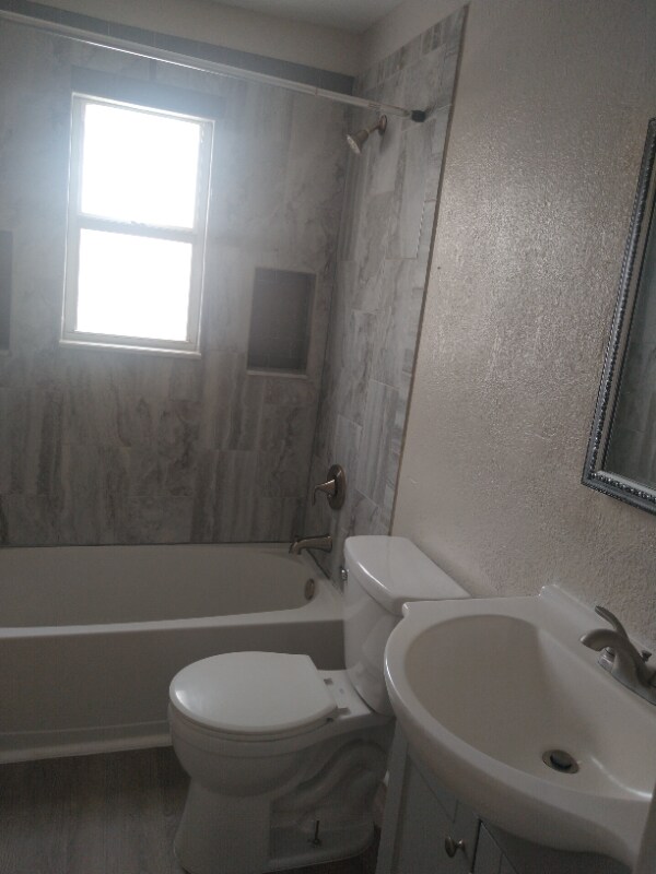 Building Photo - 905 E Osborne Ave