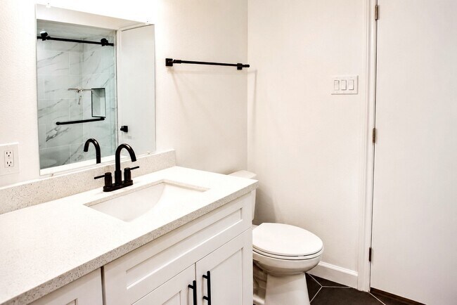 Building Photo - 2744 Briarhurst Dr