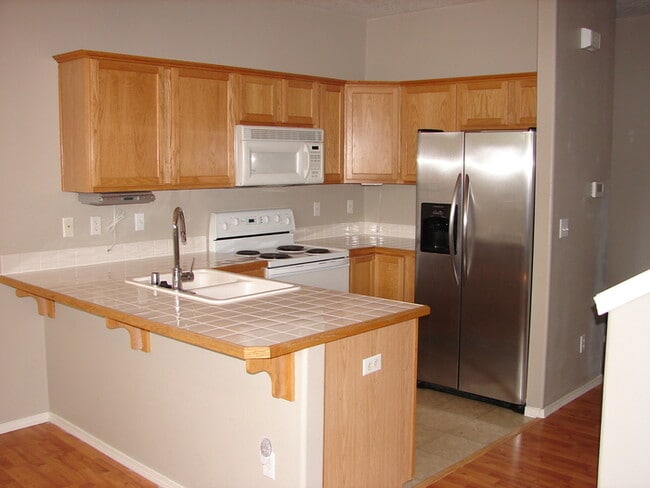 Building Photo - THREE BEDROOM TOWNHOME IN HAZEL DELL