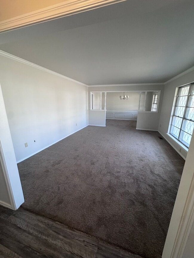 Building Photo - Midtown Tulsa 4 Bedroom Single Level Home!