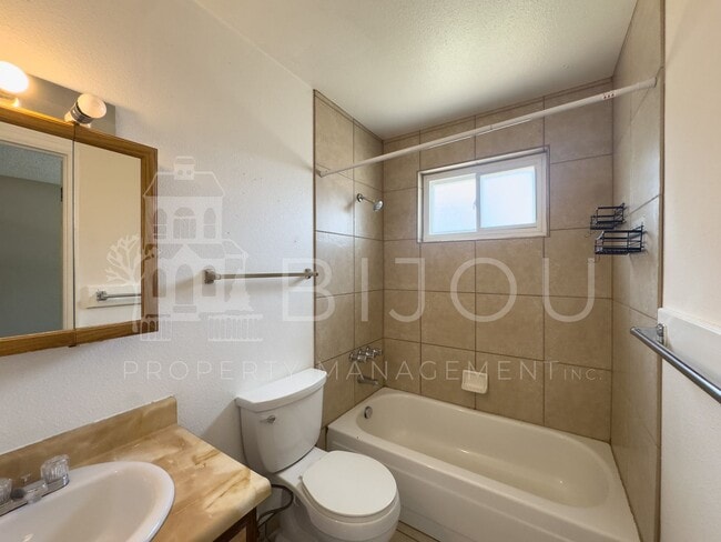 Building Photo - Conveniently Located Tri-Level