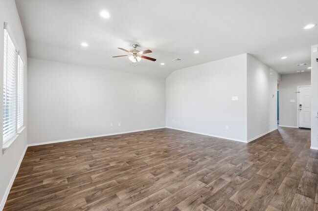 Building Photo - 3935 Country Club Dr