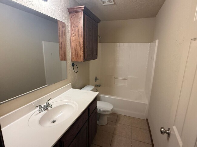 Building Photo - 3 bed duplex. New carpet, great kitchen Island and a fenced backyard in Moore schools!