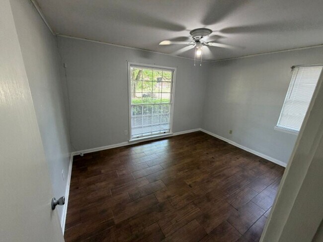Building Photo - Move in Special ! First month 1/2 off!