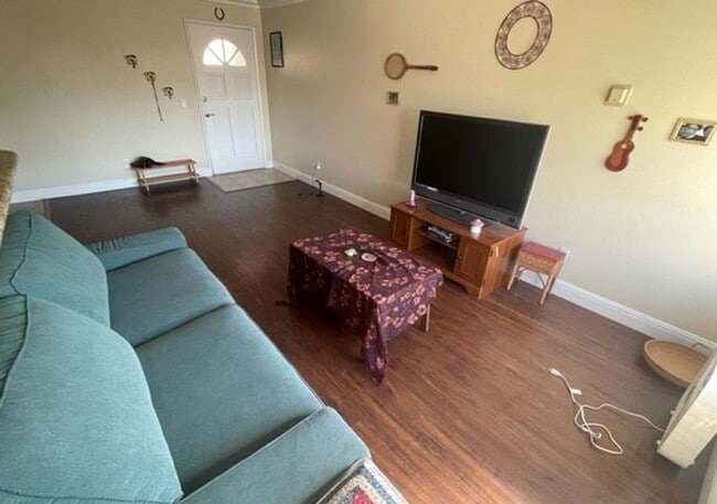 Building Photo - Updated 2nd Floor Corner Unit -3425 E. 15t...
