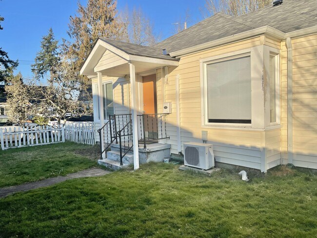 Primary Photo - 1040 Spruce St NE