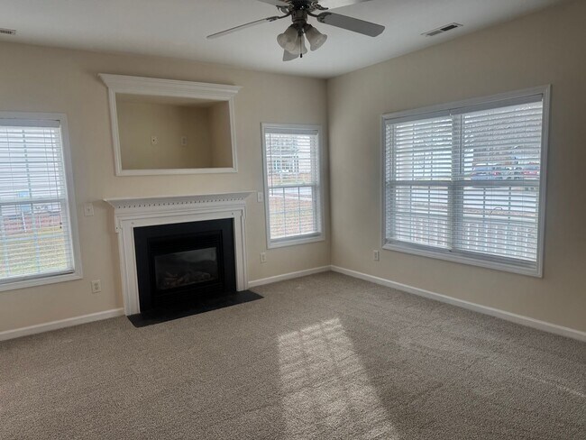 Building Photo - Fantastic 4br/2.5ba home, Conv to 40, excellent location, Available Now!