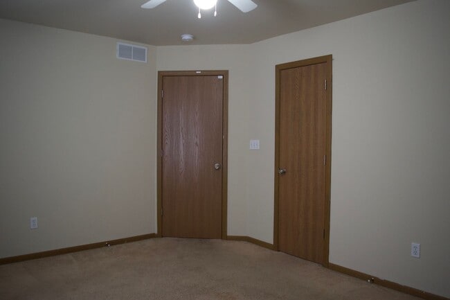 Building Photo - Nice 4 Bed 3 Bath Duplex!