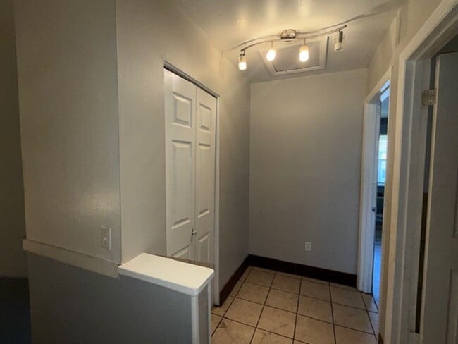 Building Photo - Newly renovated Town House for Rent 3Br / 2 Ba Section 8 Welcome !