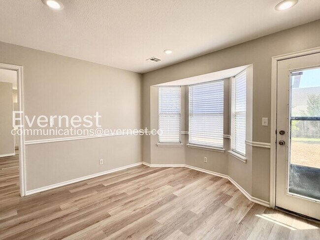 Building Photo - 3 Bed/2 Bath Home with Fenced Yard & Garage / Pet-Friendly / Available Now!