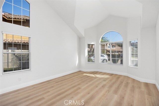 Building Photo - 2 Crystalglen