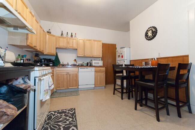 Building Photo - Sunny 2 Bed in Allston | Hardwood Floors | Dishwasher | 9/1