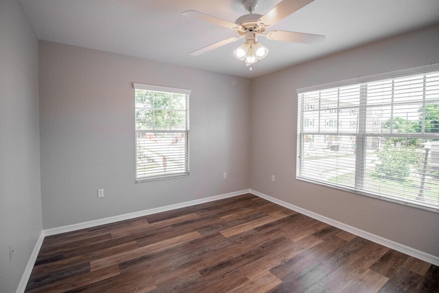 Building Photo - 405 S Lake Ave