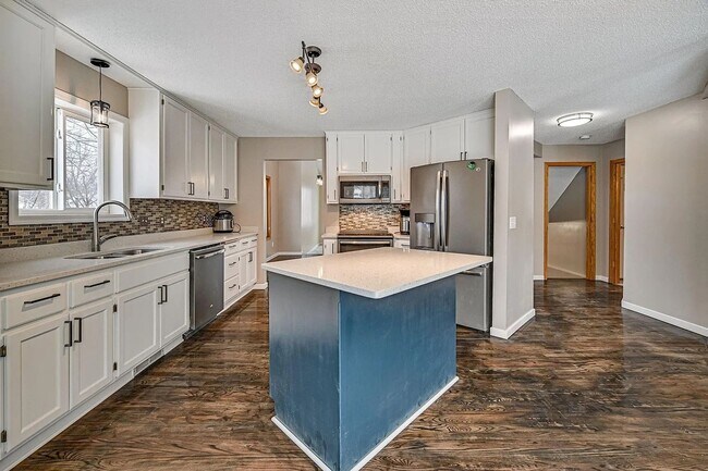 Building Photo - Spacious 4-Bed 4-Bath Home in Buffalo - Available 7/1!