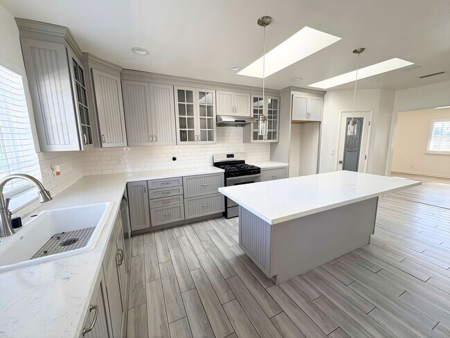 Building Photo - 587 E Arrow Hwy