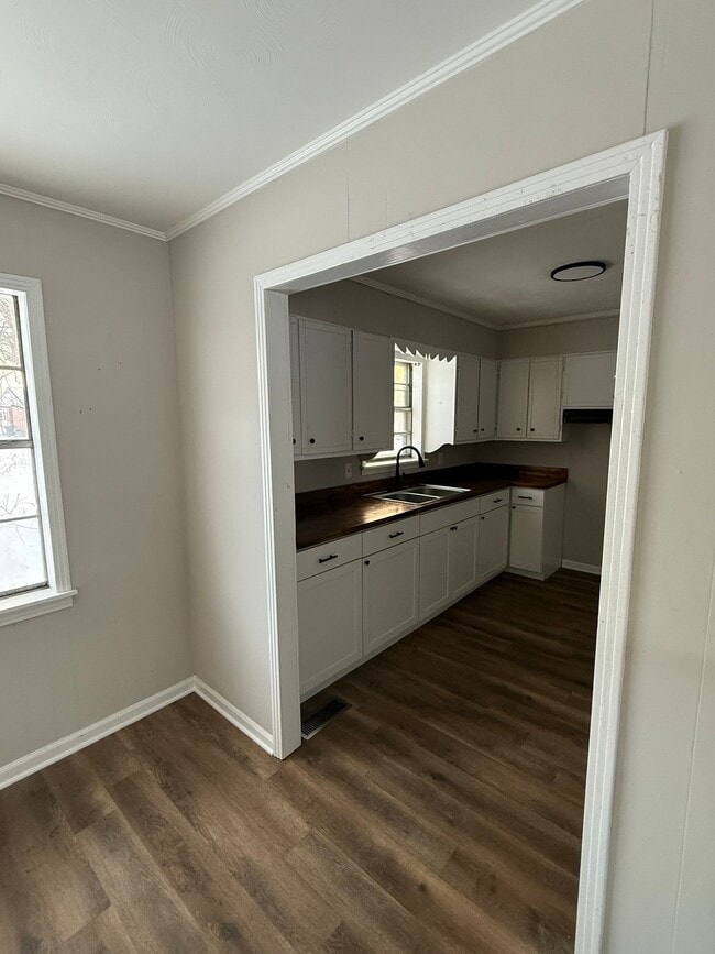 Building Photo - 210 Laurison St