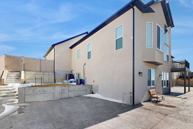 Building Photo - Large Spacious 4 Bedroom Home in Desirable Highland with Private Backyard and Finished Basement