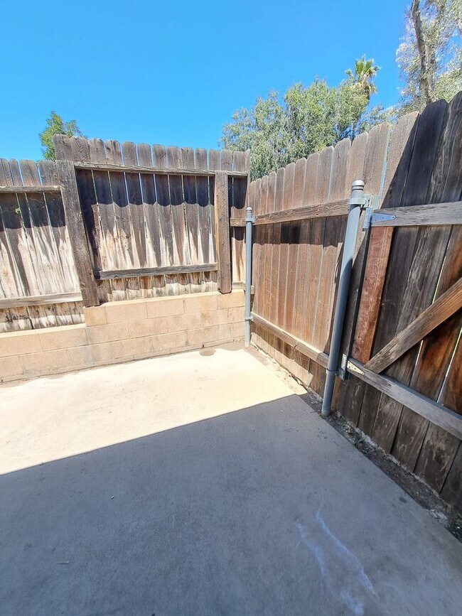 Building Photo - Beautiful Condo!