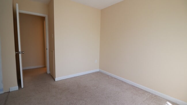 Building Photo - FRESH PAINT AND NEW FLOORING = 3BD + 2.5BA TH