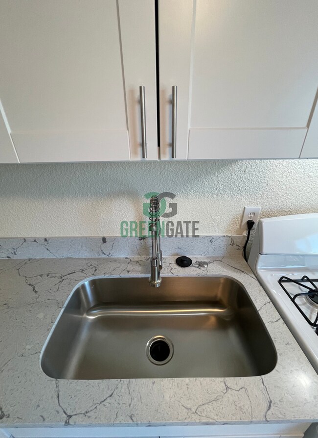 Building Photo - 325 W H St