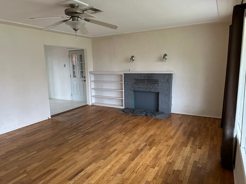 Building Photo - 1060 NE Churchill St