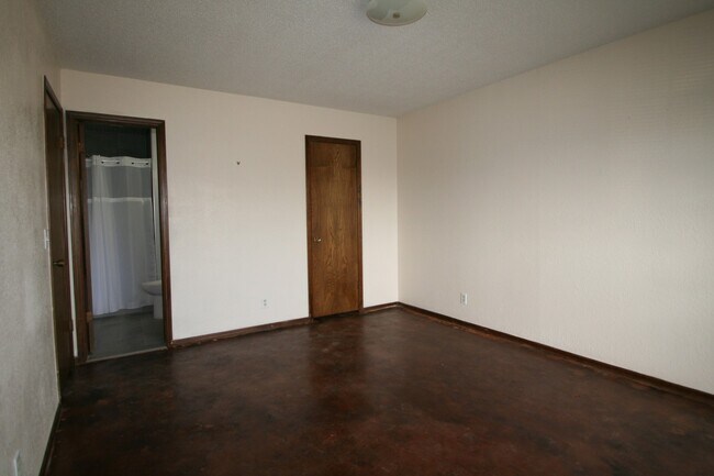 Building Photo - E 22nd St Duplex