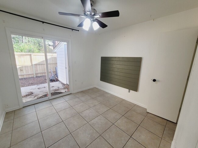 Building Photo - CLASSY NE 2/1.5 w/ Vaulted Ceilings, Privacy Fenced Yard, Washer/Dryer, & Walk in Closets! Availa...