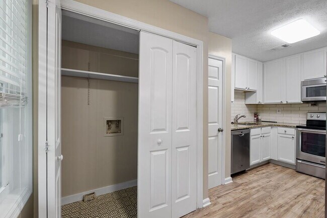 Building Photo - 325 Winding River Dr