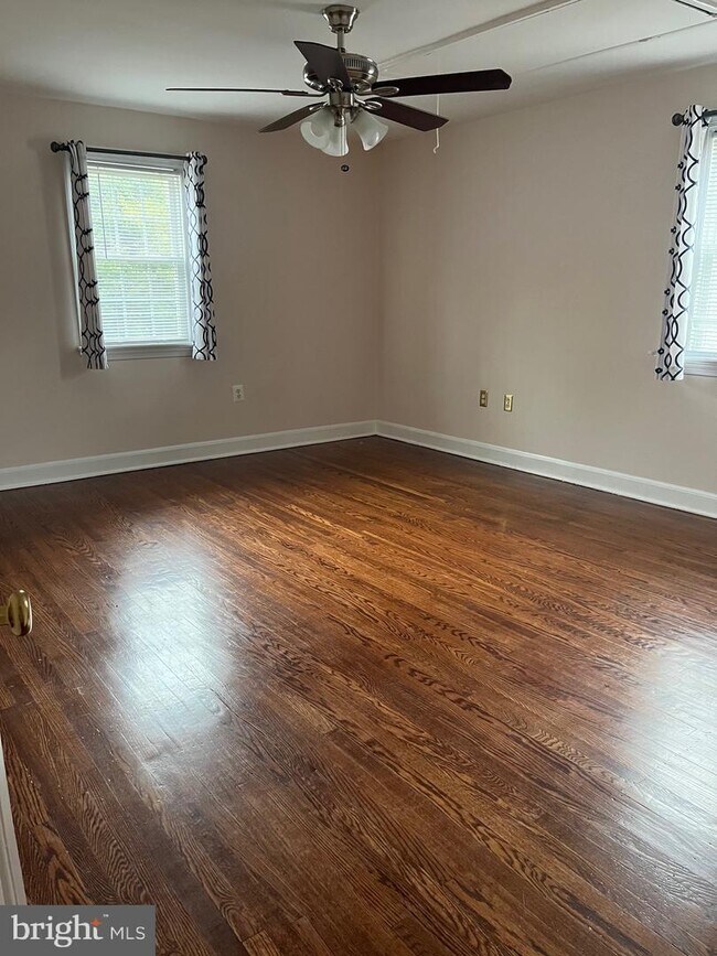 Building Photo - 102 Hillside Cir