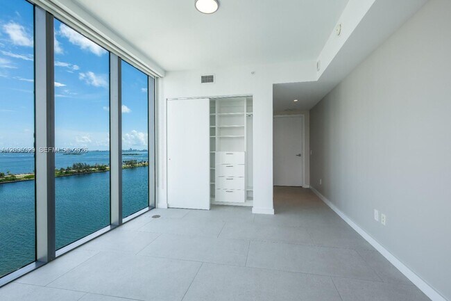 Building Photo - 3131 NE 7th Ave