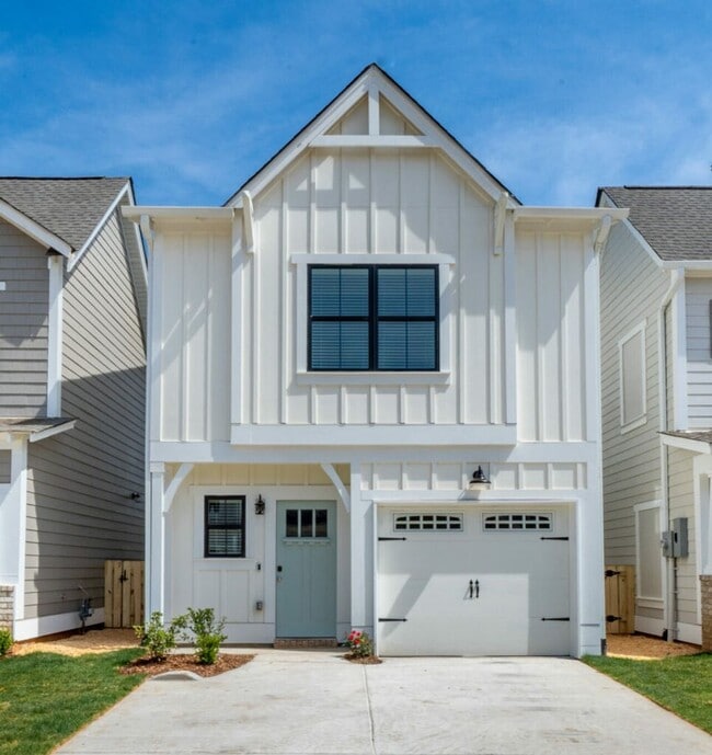 Building Photo - Luxury Living: Spacious 3-Bedroom Retreat with Modern Amenities