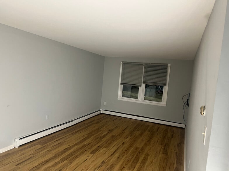 Building Photo - 64 Market St