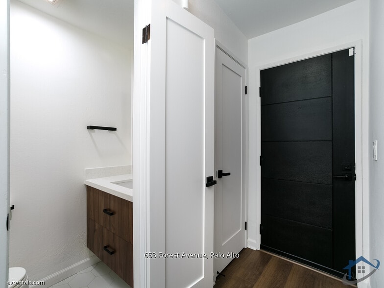 Building Photo - 653 Forest Ave